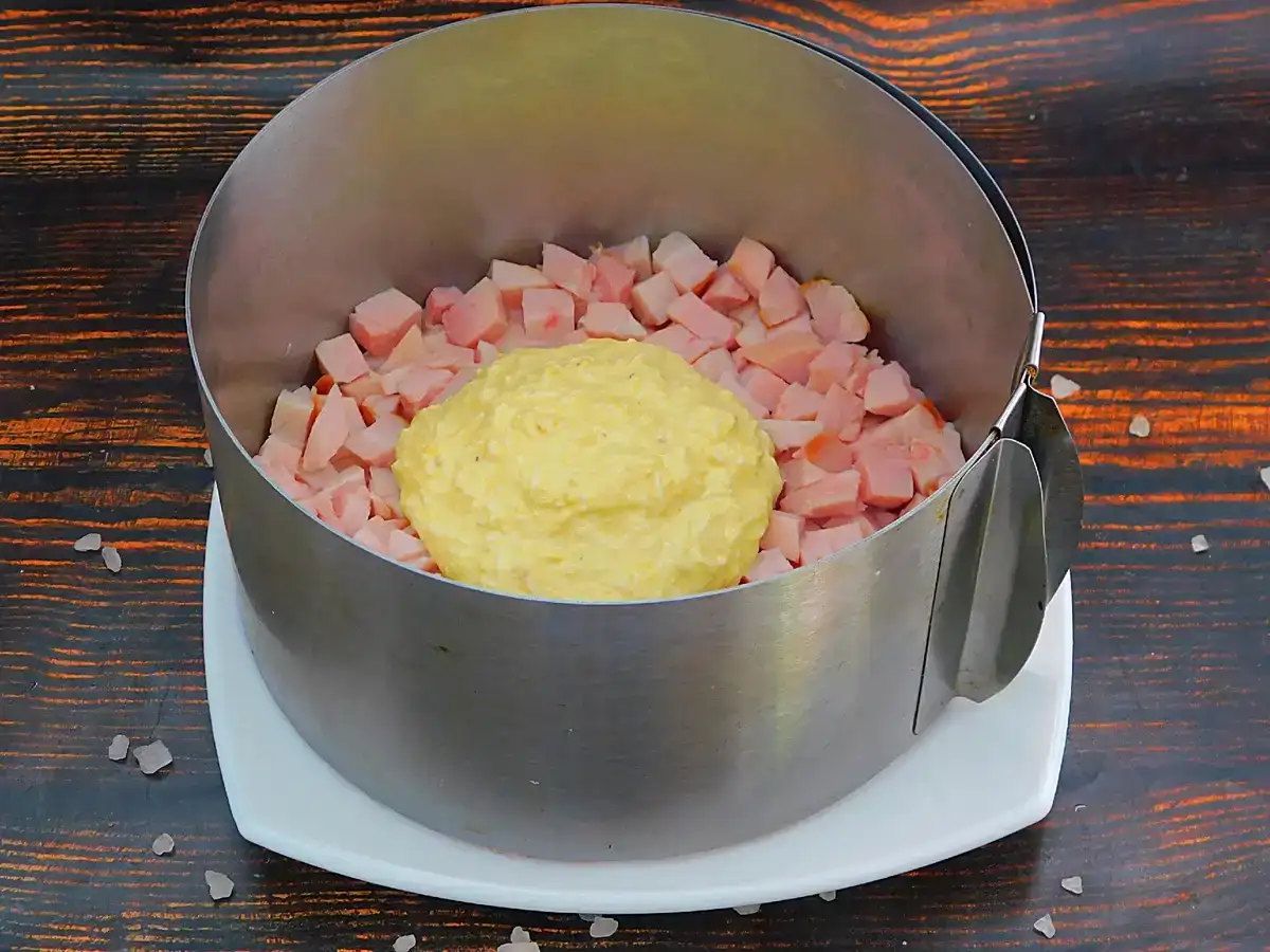 Святковий салат "Курочка ряба": смачний і красивий, як торт