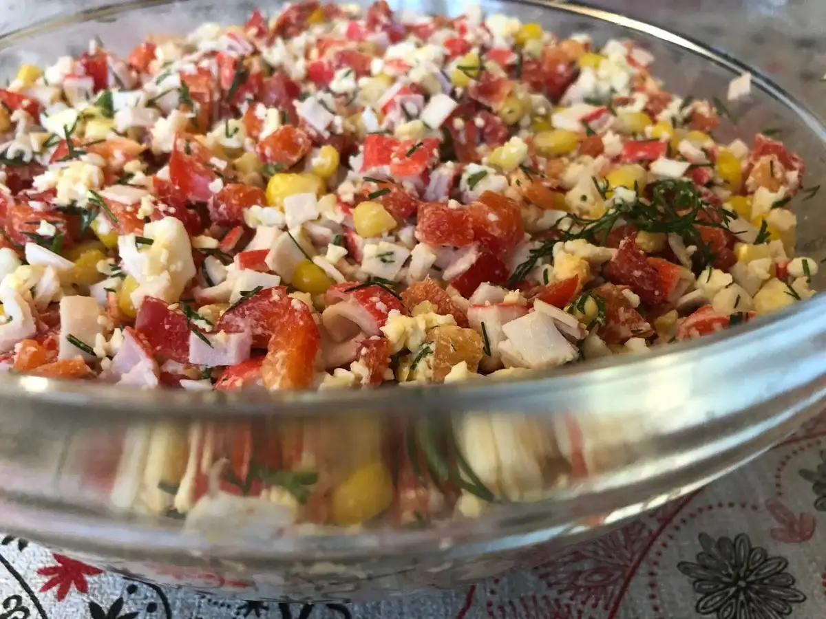 Крабовий салат готую не як всі: такого ви ще не куштували