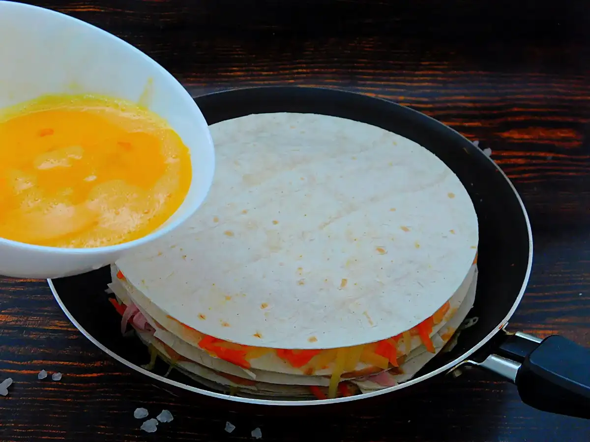 Швидкий та смачний пиріг-піца: простий рецепт