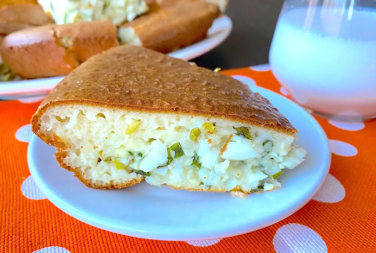 Заливний пиріг на кефірі: швидко, смачно, просто