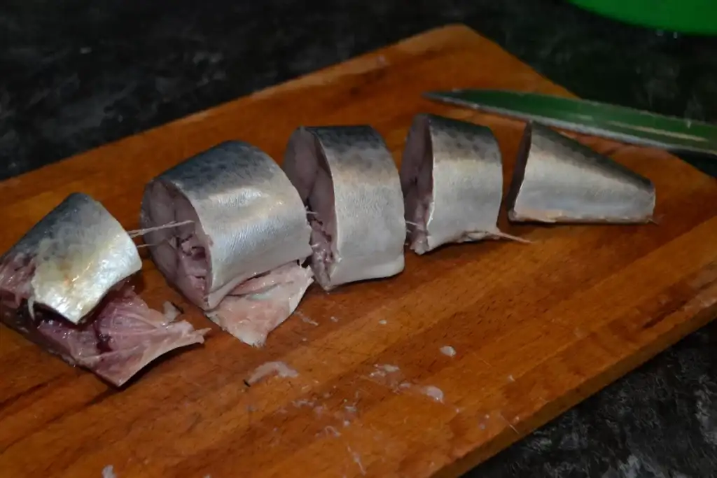 Домашні консерви зі скумбрії: 3 варіанти в духовці