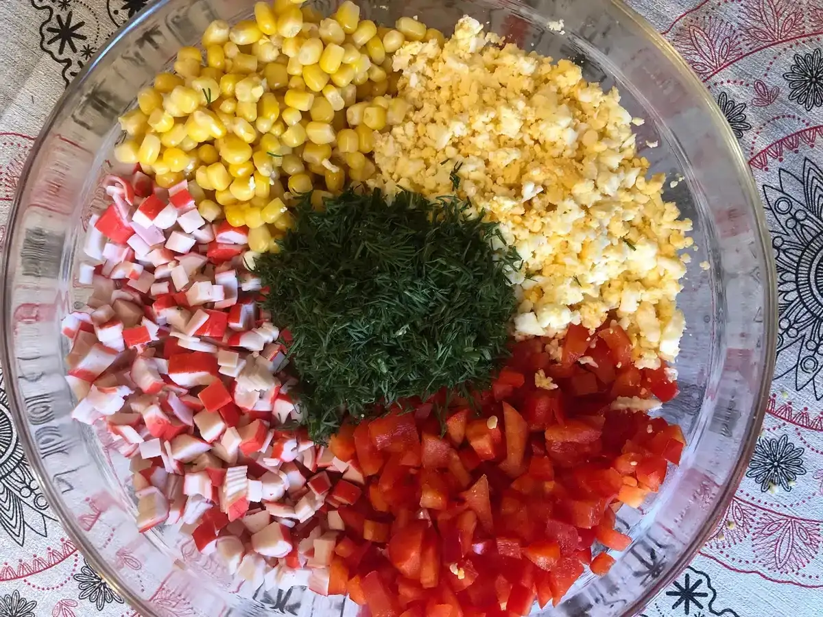 Крабовий салат готую не як всі: такого ви ще не куштували