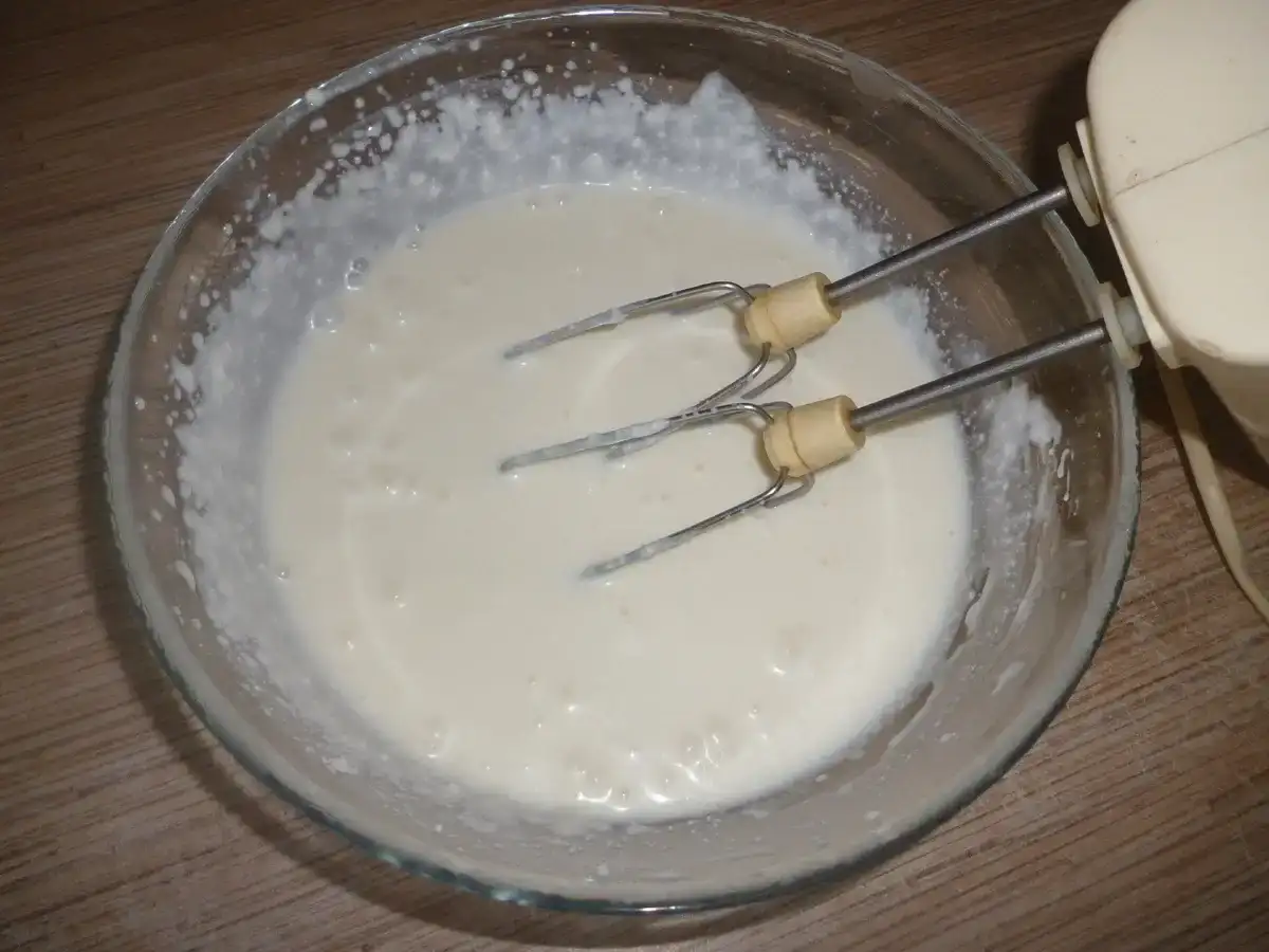 Сирно-сметанний десерт із замороженою (або свіжою) вишнею: смакота без випічки з простих продуктів