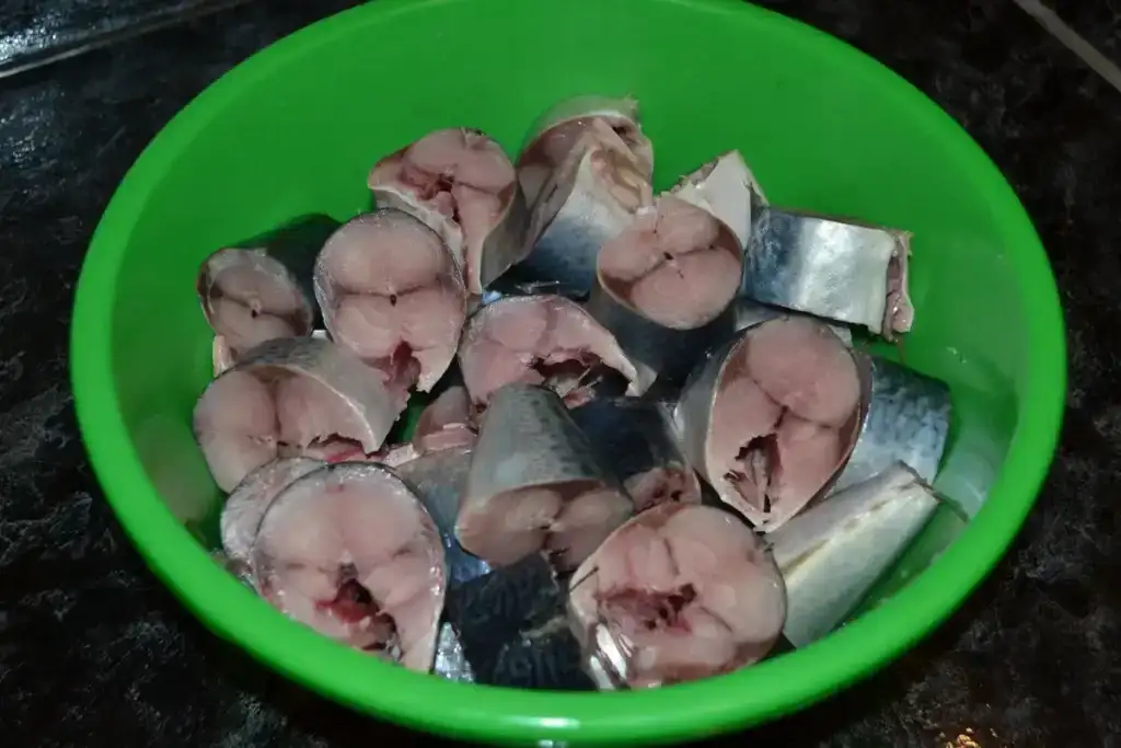 Домашні консерви зі скумбрії: 3 варіанти в духовці