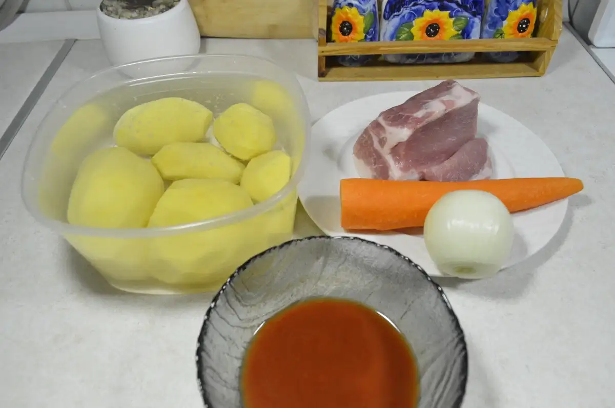 Рецепт рагу зі свинини як колись давали в їдальнях: неймовірно смачно і ситно