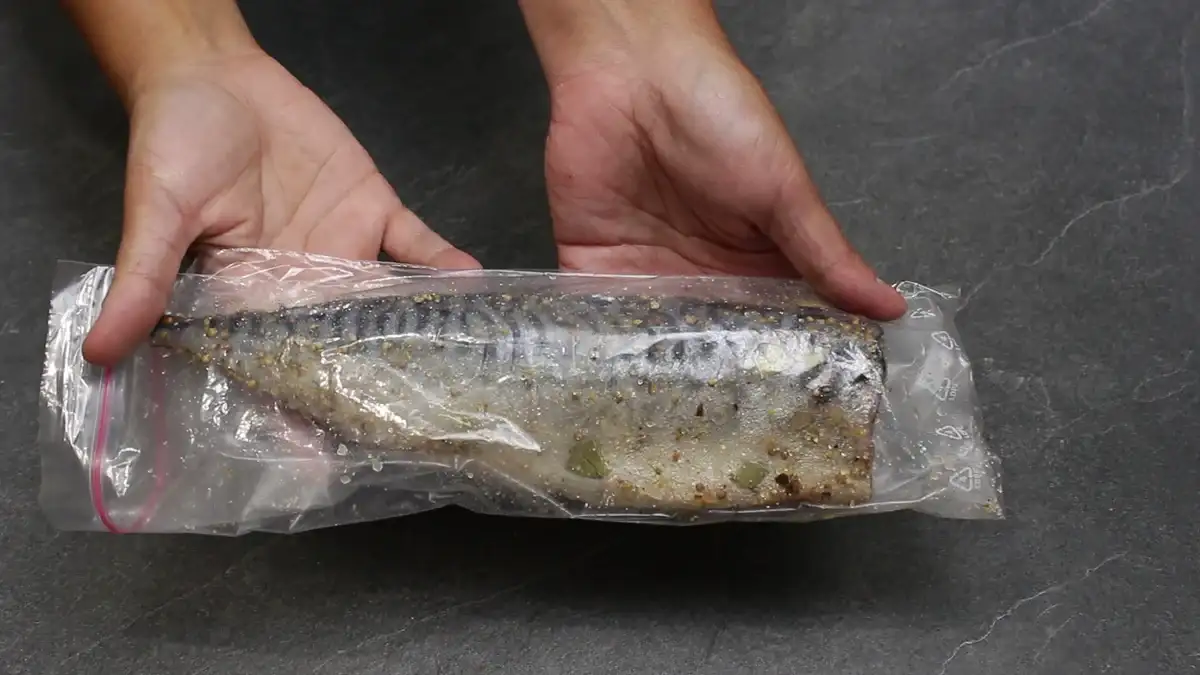 Скумбрія сухого посолу в пакеті: без розсолу, просто, швидко та смачно