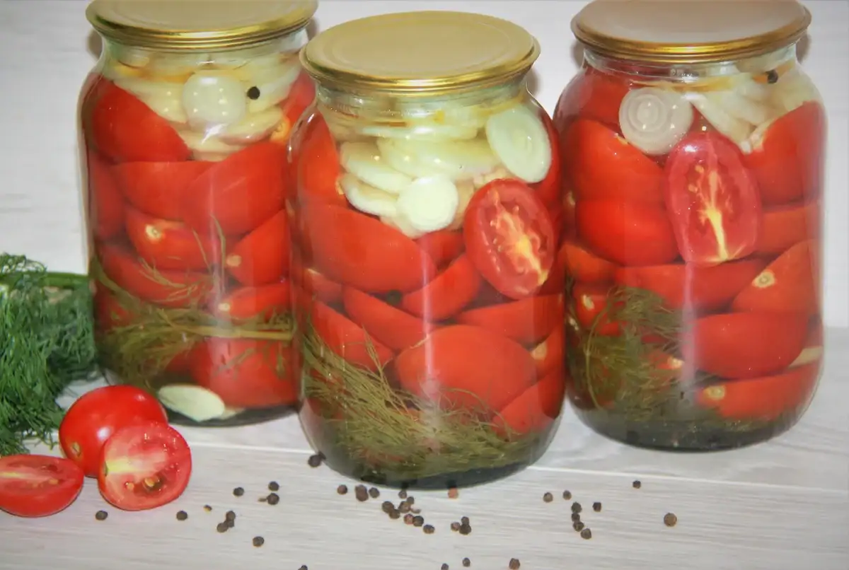 Мариновані помідори з цибулею на зиму: наш улюблений рецепт