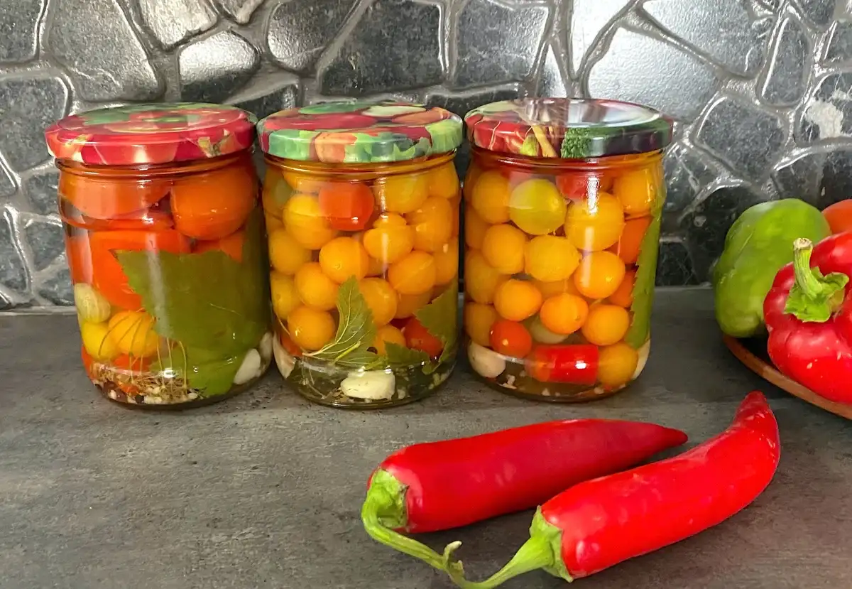 Помідори в кисло-солодкому маринаді із гостринкою: рецепт на зиму