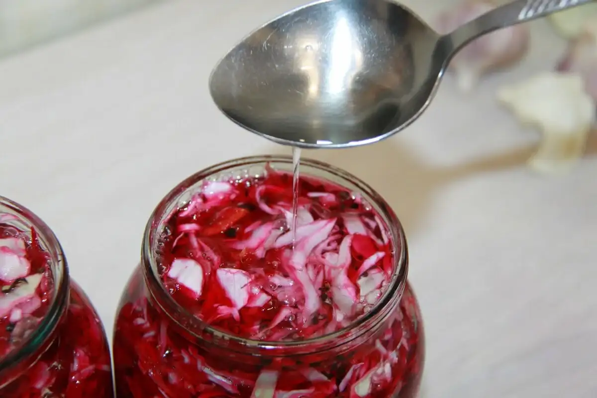 Маринована капуста з буряком та часником: швидко, просто, смачно