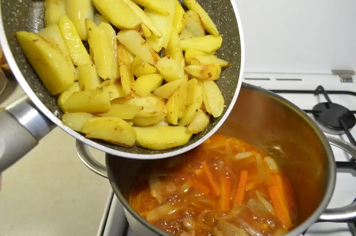 Рецепт рагу зі свинини як колись давали в їдальнях: неймовірно смачно і ситно