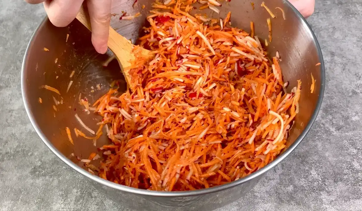 Салат з редьки і моркви по-корейськи: смачний рецепт на зиму