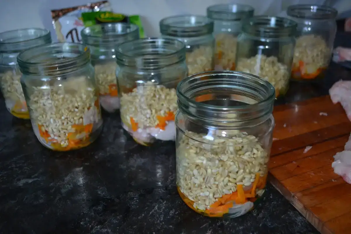 Домашня консервована каша з м'ясом "Баночки-виручалочки" на зиму