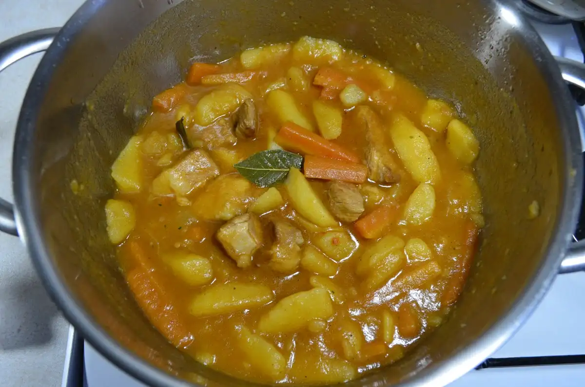 Рецепт рагу зі свинини як колись давали в їдальнях: неймовірно смачно і ситно