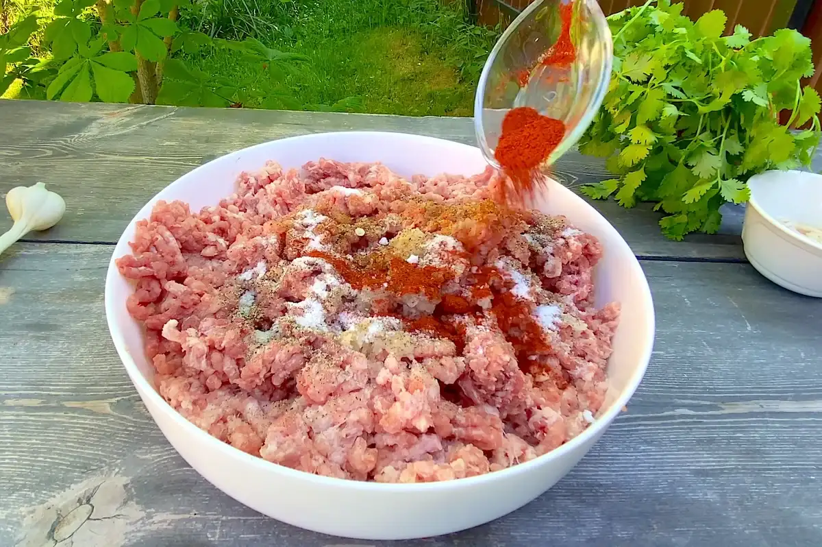 Домашні ковбаски для грилю: виходять неймовірно смачні і соковиті