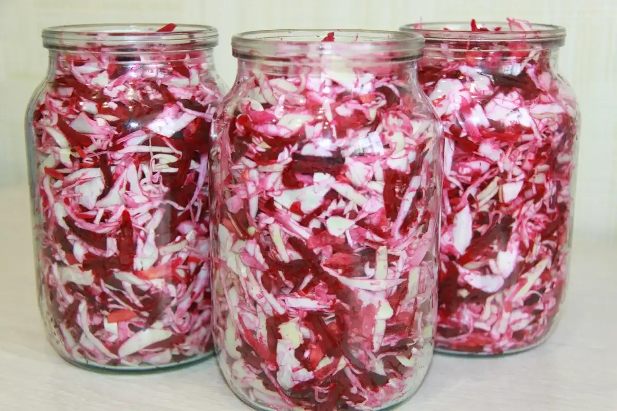 Маринована капуста з буряком та часником: швидко, просто, смачно