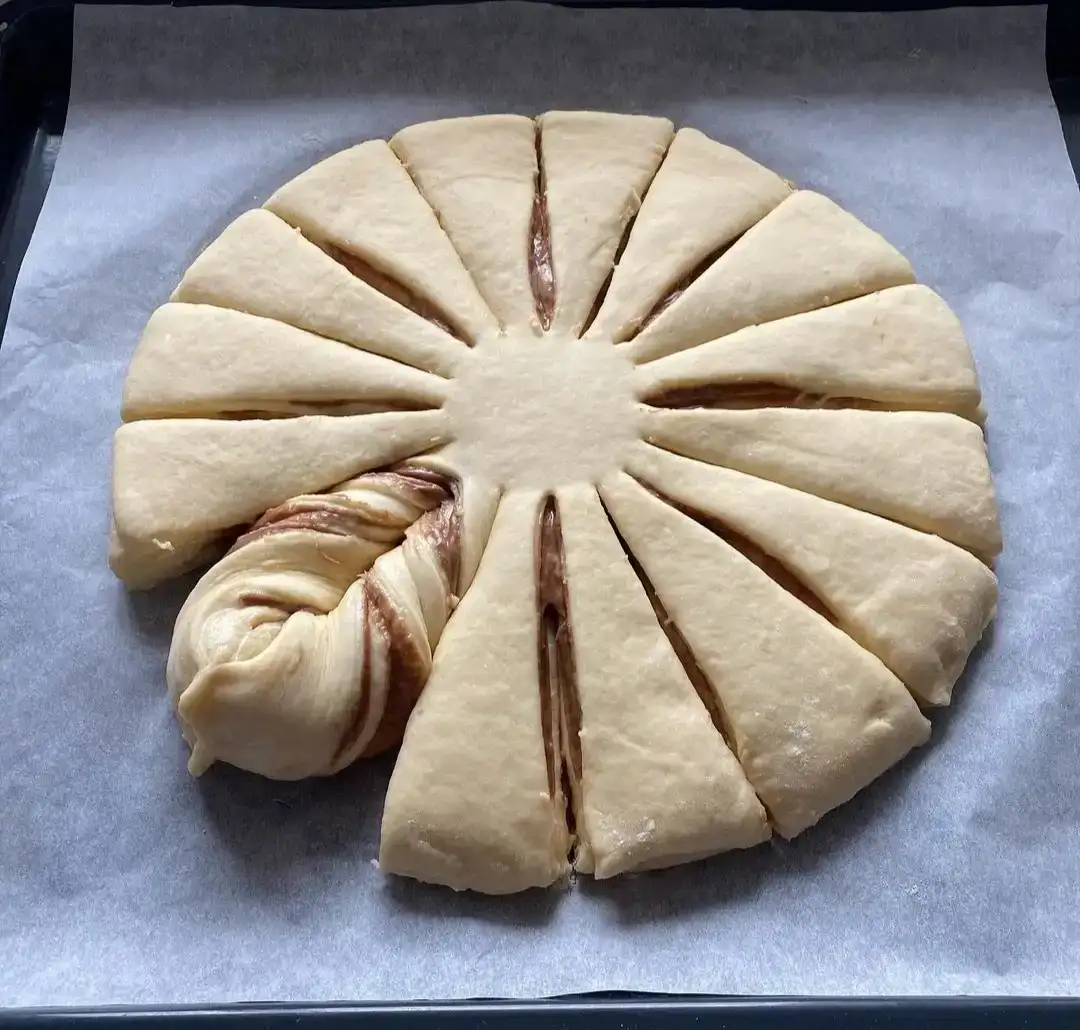 Шоколадний пиріг у формі квітки із здобного тіста - просто пальчики оближеш