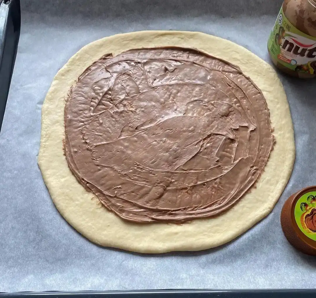 Шоколадний пиріг у формі квітки із здобного тіста - просто пальчики оближеш