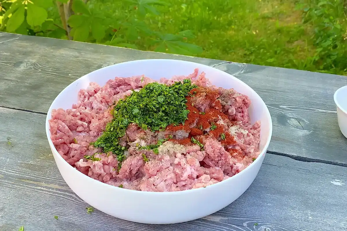 Домашні ковбаски для грилю: виходять неймовірно смачні і соковиті