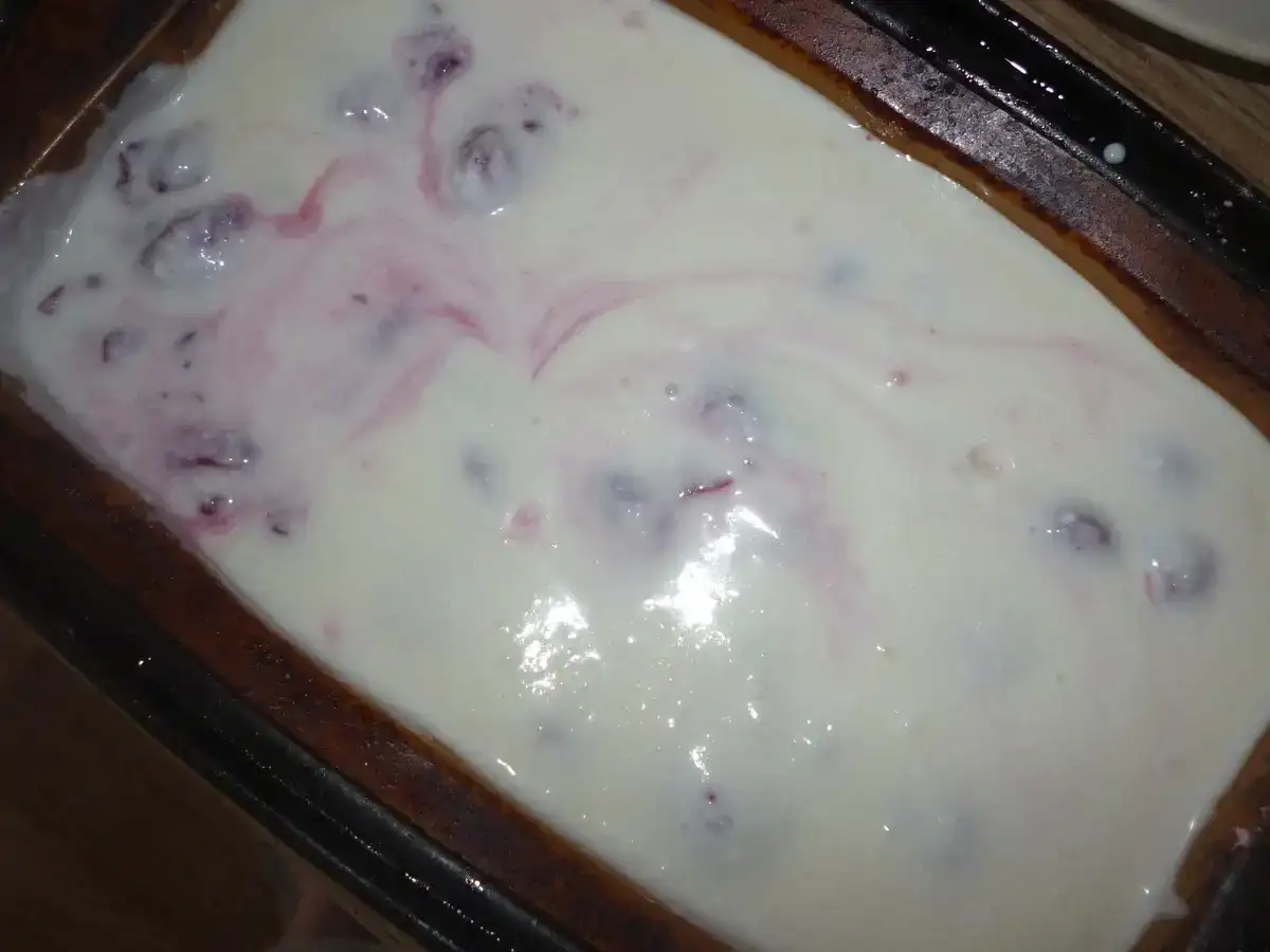 Сирно-сметанний десерт із замороженою (або свіжою) вишнею: смакота без випічки з простих продуктів