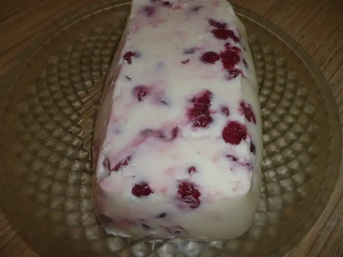 Сирно-сметанний десерт із замороженою (або свіжою) вишнею: смакота без випічки з простих продуктів