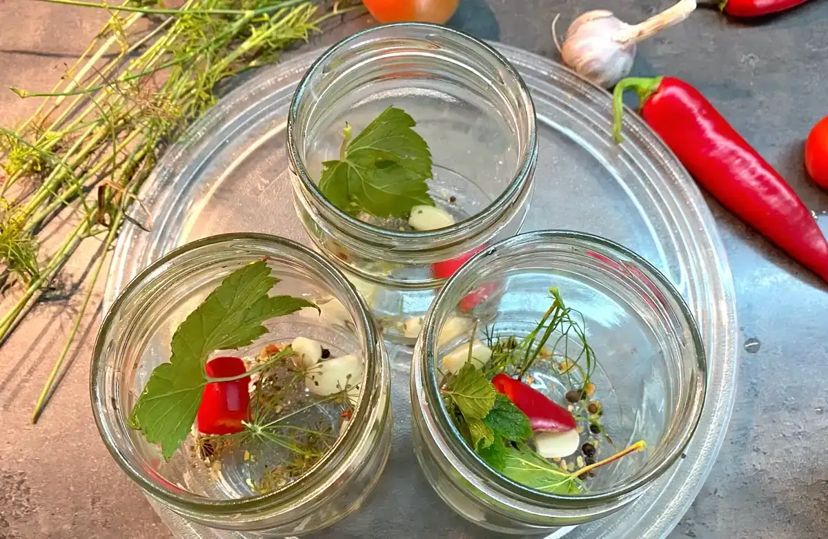 Помідори в кисло-солодкому маринаді із гостринкою: рецепт на зиму