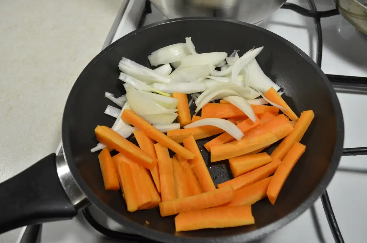 Рецепт рагу зі свинини як колись давали в їдальнях: неймовірно смачно і ситно