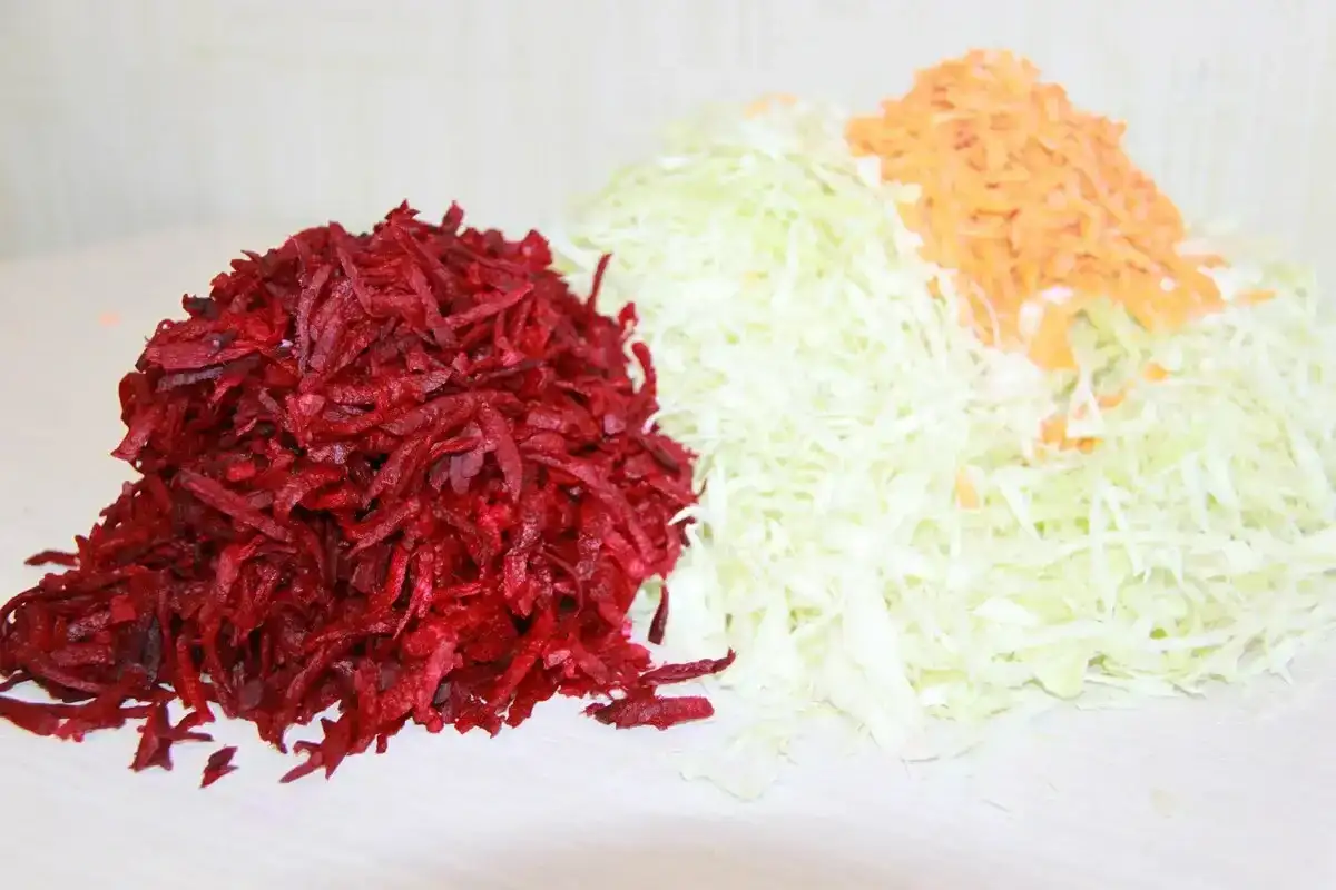 Маринована капуста з буряком та часником: швидко, просто, смачно