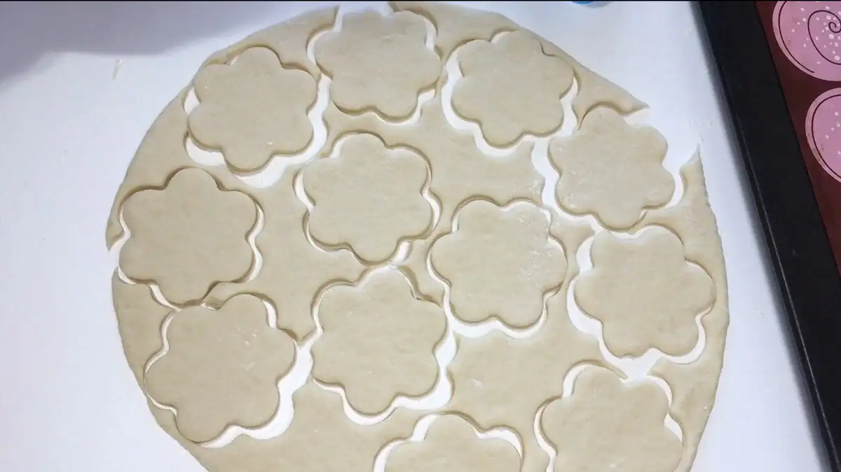 Ніжні, м'які КОРЖИКИ на сметані без яєць, масла і олії: простий рецепт моєї бабусі