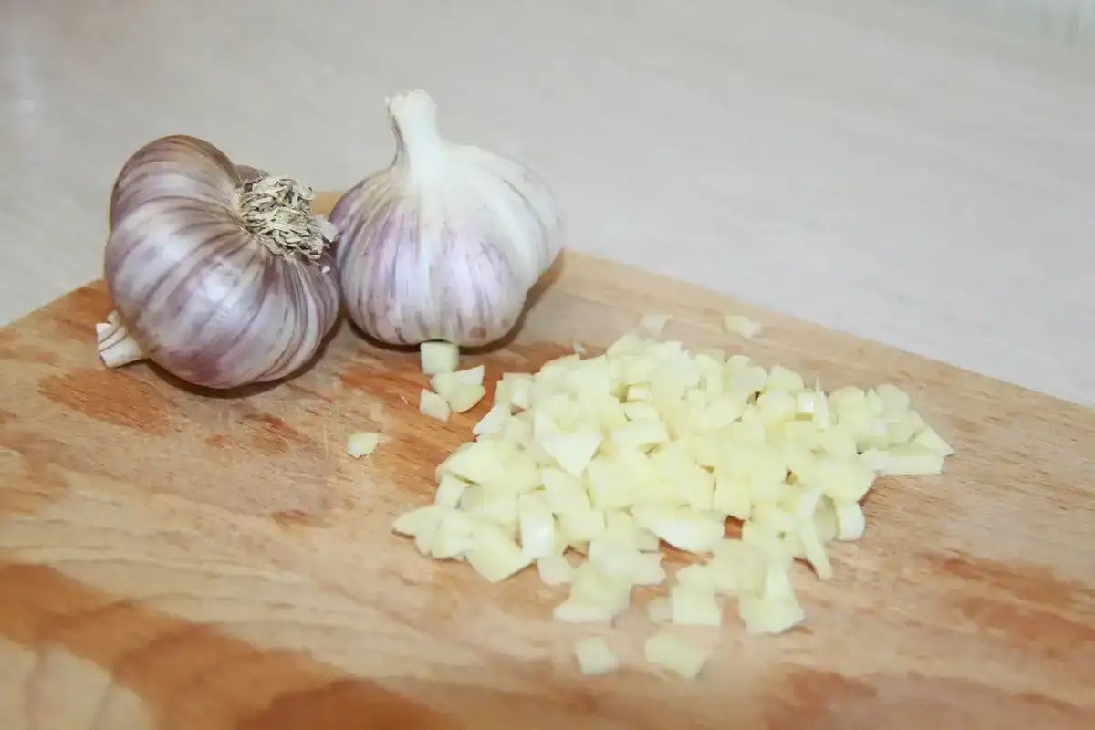 Маринована капуста з буряком та часником: швидко, просто, смачно