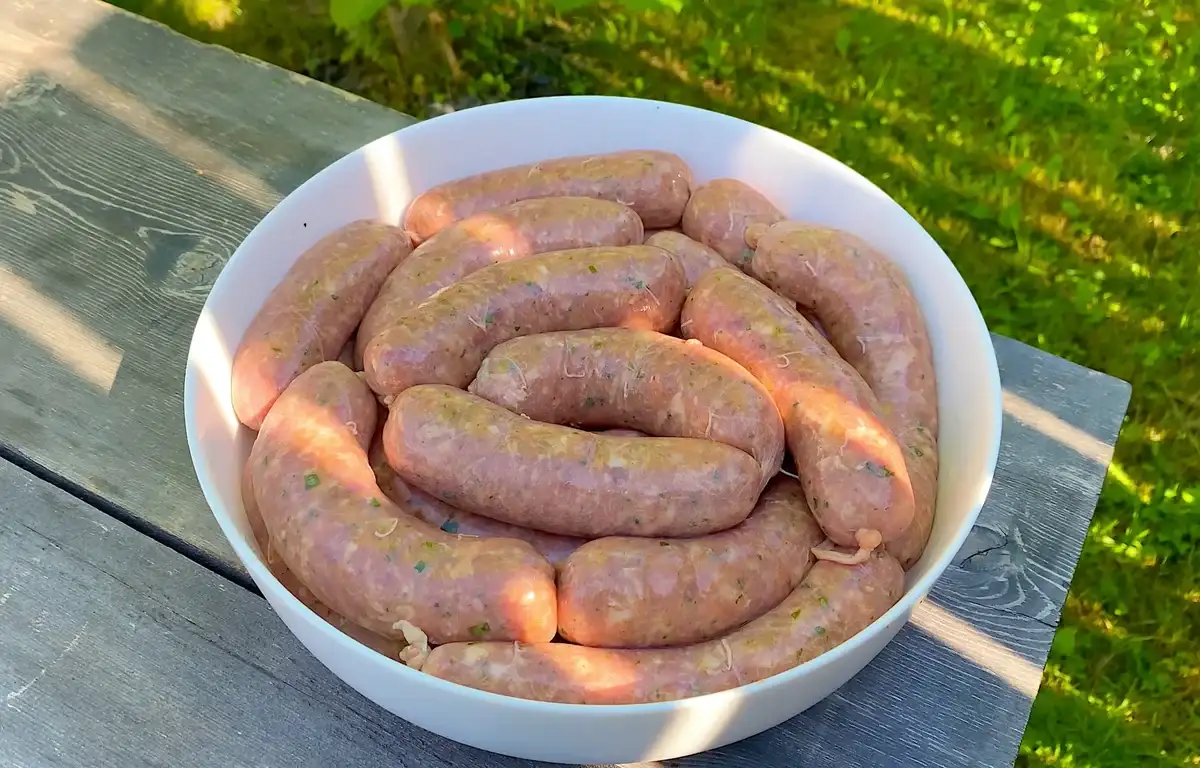 Домашні ковбаски для грилю: виходять неймовірно смачні і соковиті