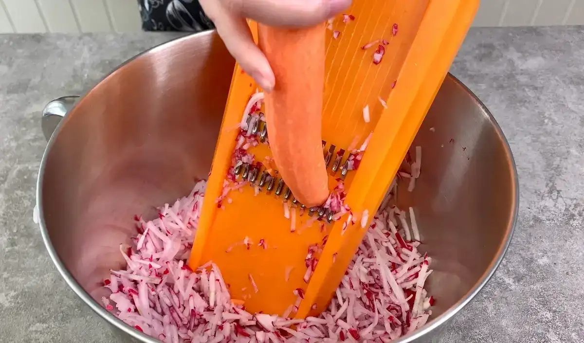 Салат з редьки і моркви по-корейськи: смачний рецепт на зиму