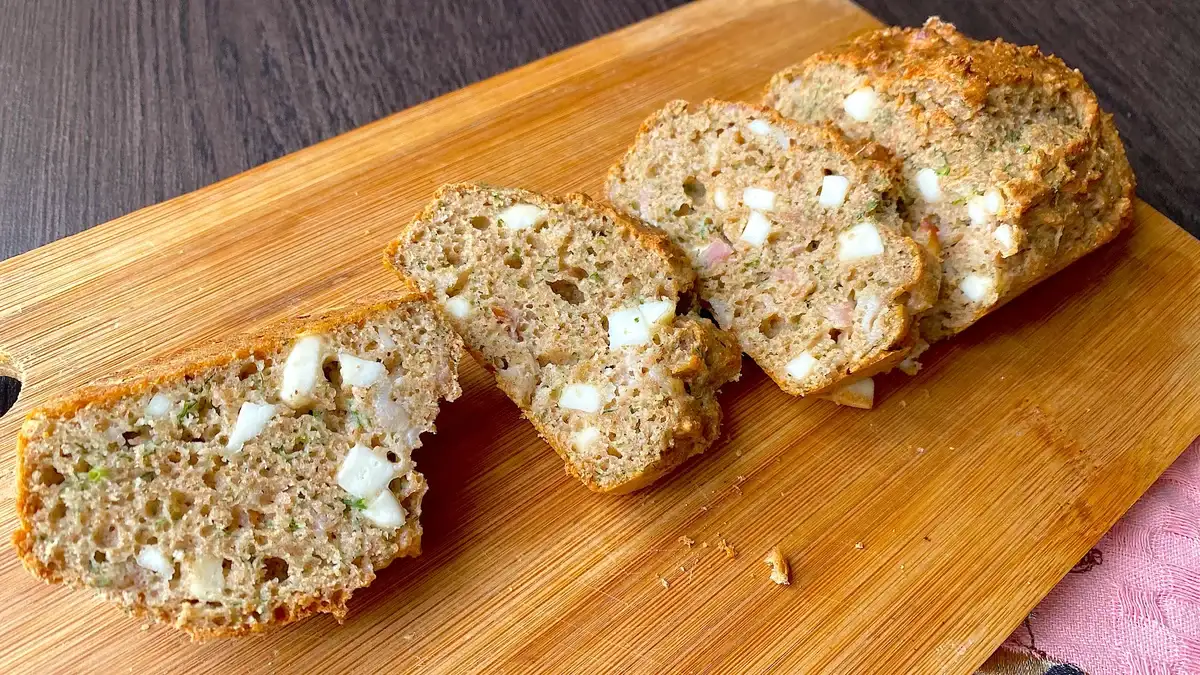 Закусочний кекс з беконом та сиром: ідеально до сніданку, чи замість хліба