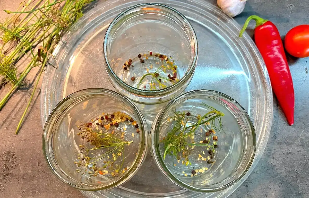 Помідори в кисло-солодкому маринаді із гостринкою: рецепт на зиму