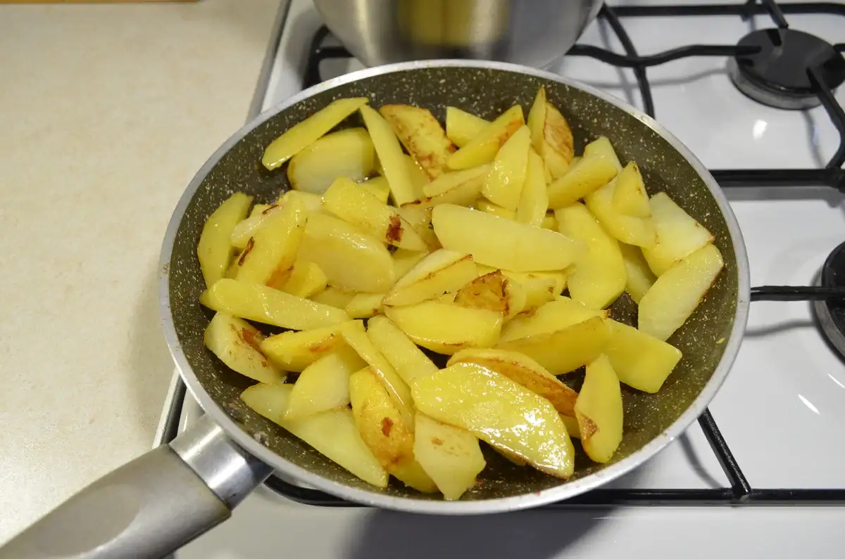 Рецепт рагу зі свинини як колись давали в їдальнях: неймовірно смачно і ситно