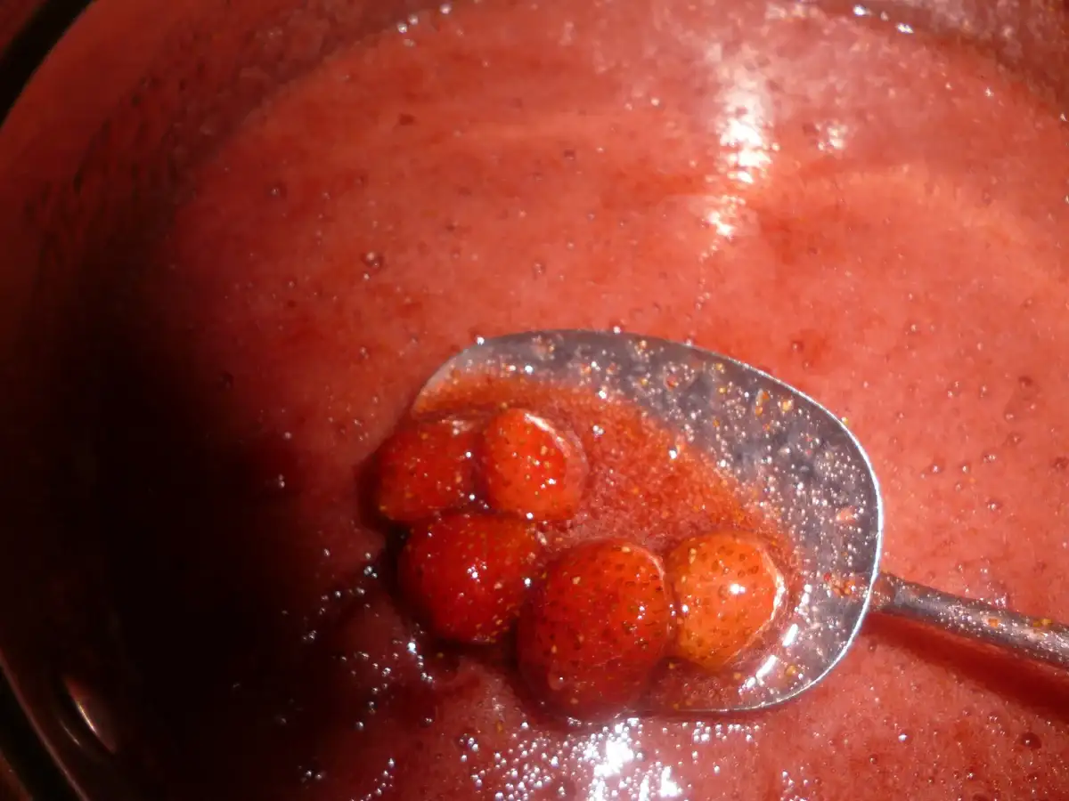 Полуниця у власному пюре на зиму: зварила варення новим способом