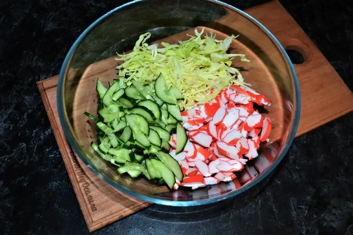 Тепер "Крабовий" салат готую по-новому, без кукурудзи, яєць і майонезу: низькокалорійний рецепт за 5 хвилин