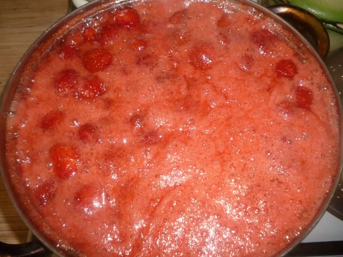 Полуниця у власному пюре на зиму: зварила варення новим способом