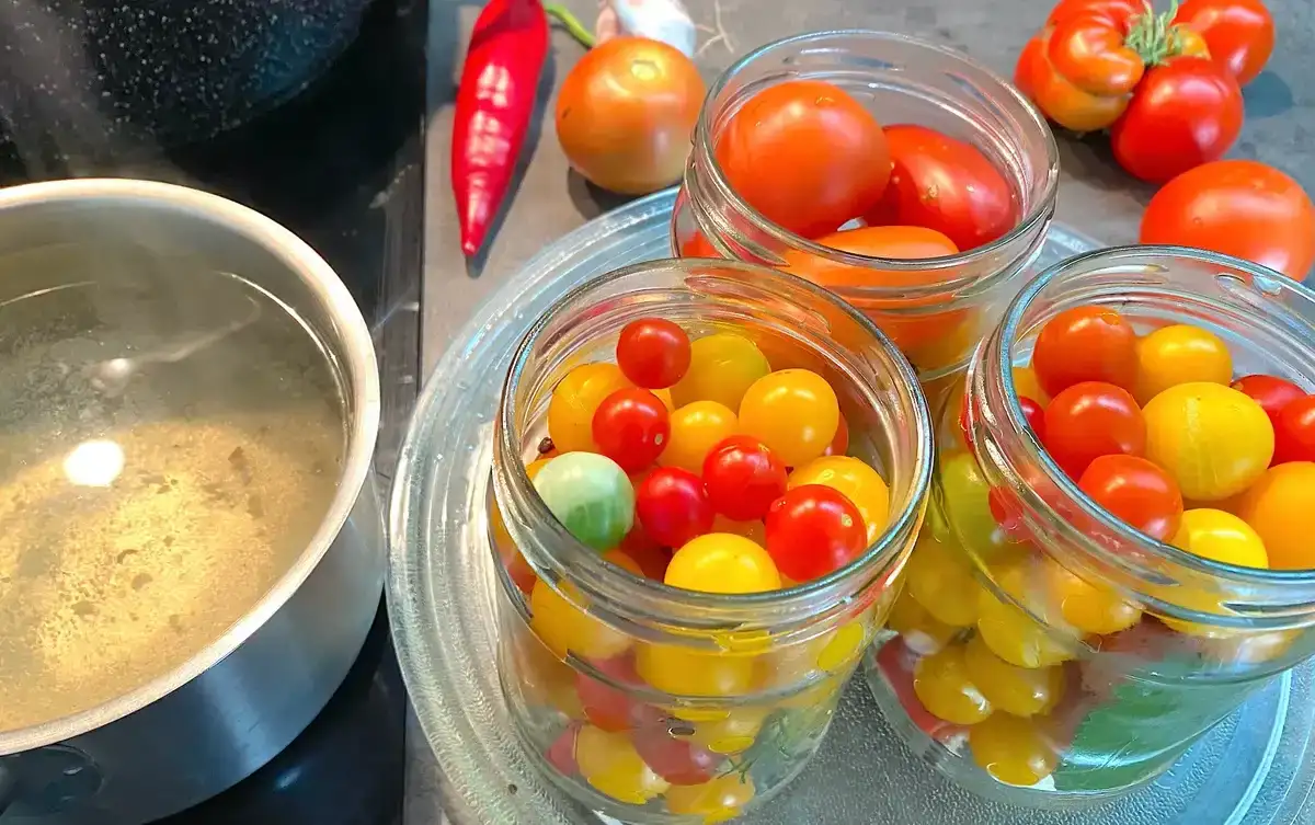 Помідори в кисло-солодкому маринаді із гостринкою: рецепт на зиму