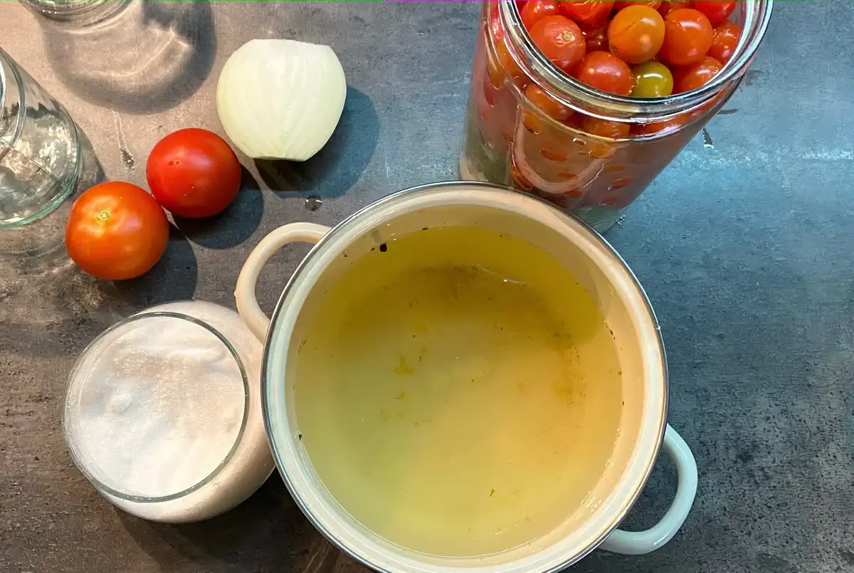 Кисло-солодкі помідори з цибулею на зиму: як магазинні, тільки смачніші