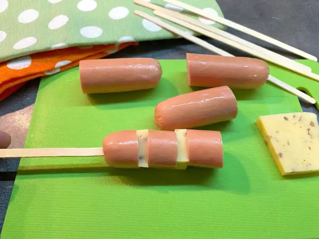 Сосиски у тонкому тісті без ліплення: ділюсь класним рецептом