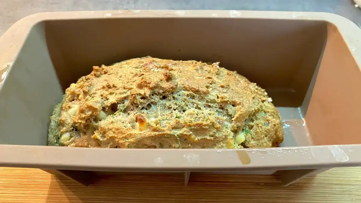 Закусочний кекс з беконом та сиром: ідеально до сніданку, чи замість хліба