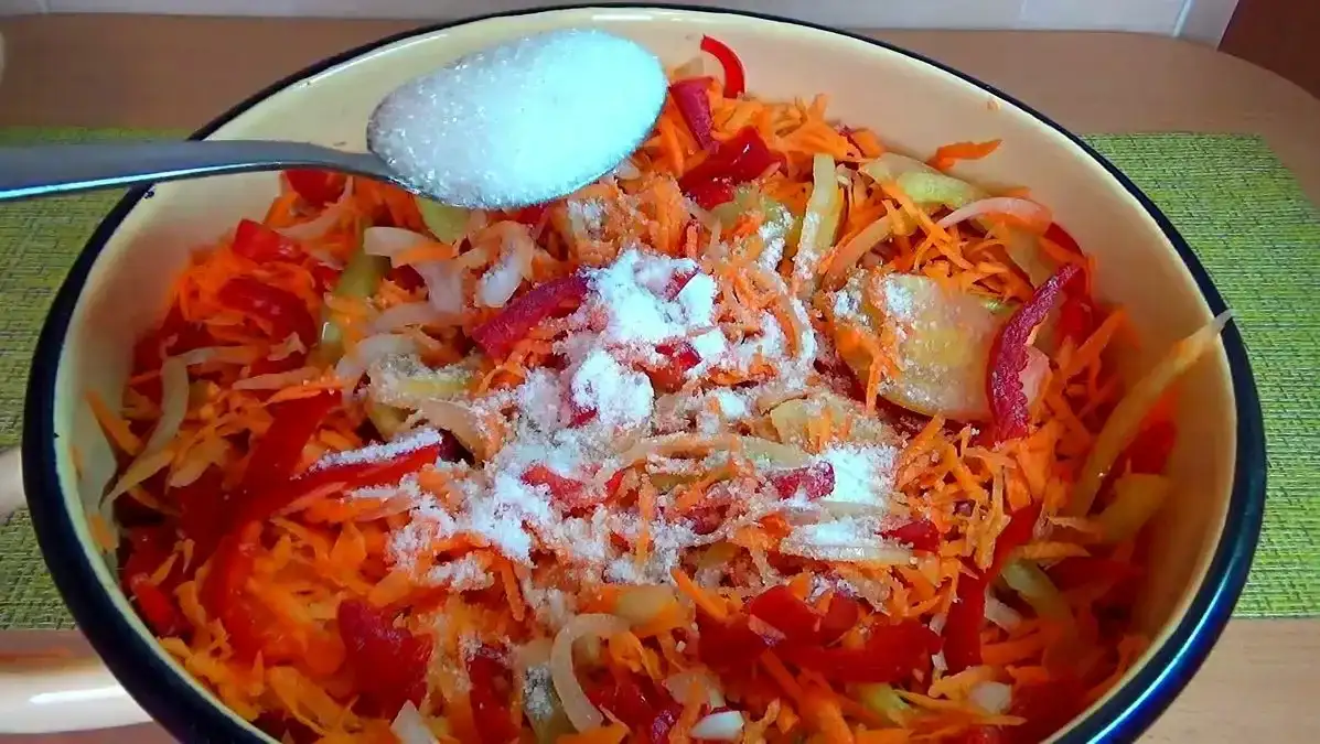 Салат із зелених помідорів: без варіння, зберігаю у скляних банках у холодильнику