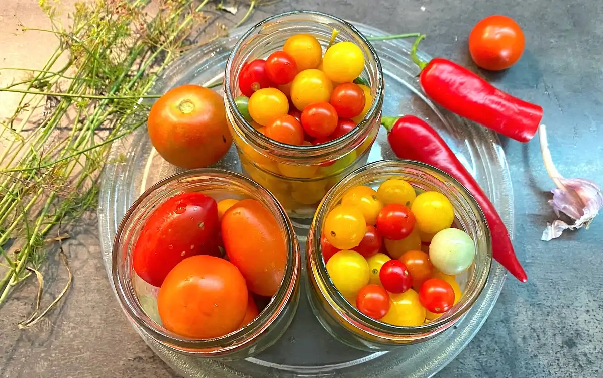 Помідори в кисло-солодкому маринаді із гостринкою: рецепт на зиму
