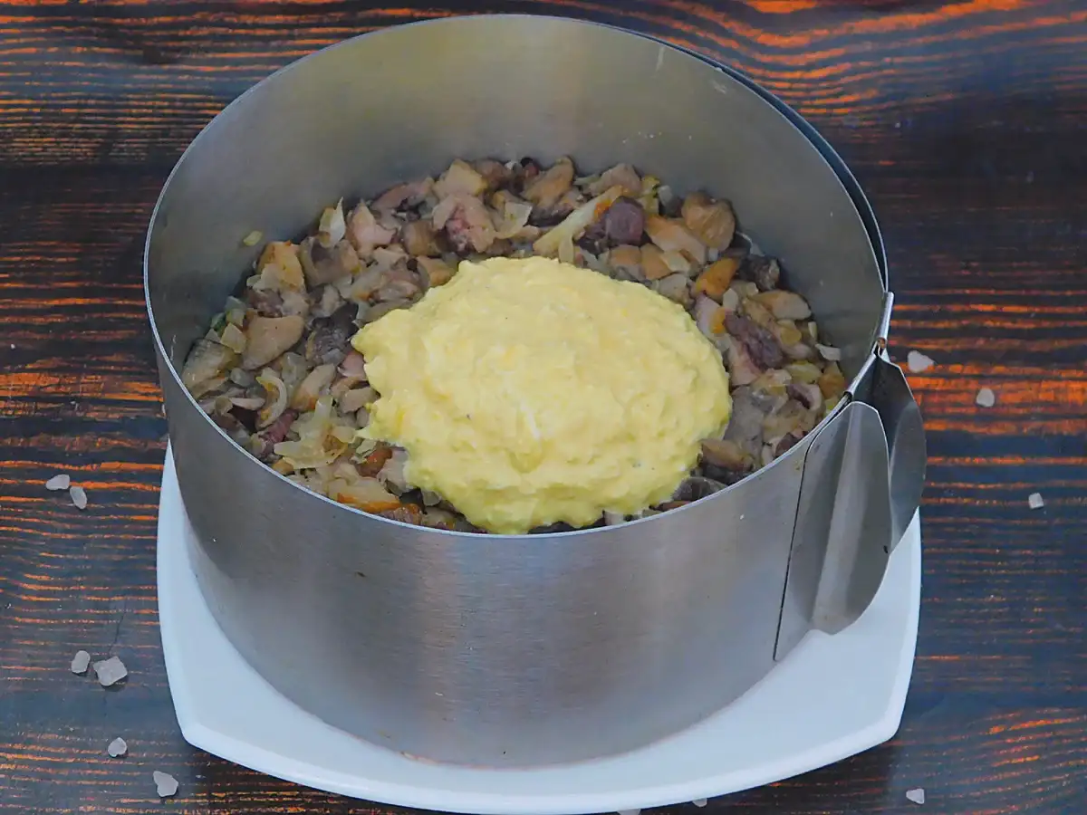 Святковий салат "Курочка ряба": смачний і красивий, як торт