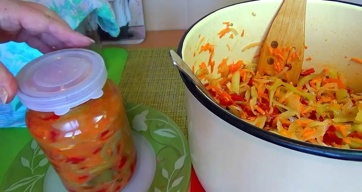 Салат із зелених помідорів: без варіння, зберігаю у скляних банках у холодильнику