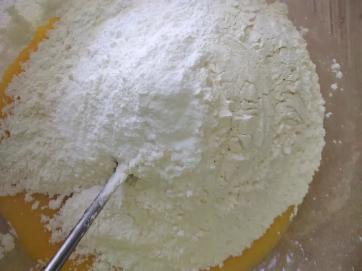 Простий та економний рецепт кексів: 2 види за 30 хвилин