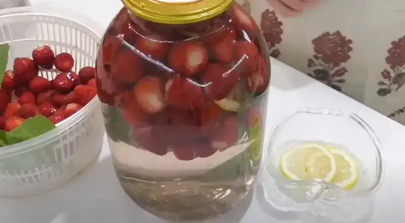 Компот «Полуничний мохіто» з лимоном та м'ятою: дуже смачно