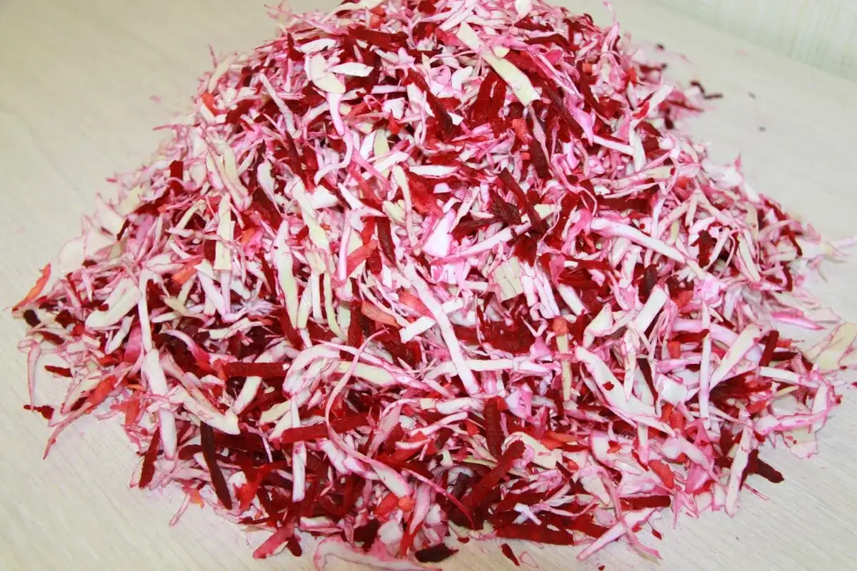 Маринована капуста з буряком та часником: швидко, просто, смачно