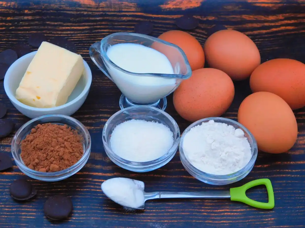 Смачний шоколадний торт на сковороді з кремом "Морозиво"