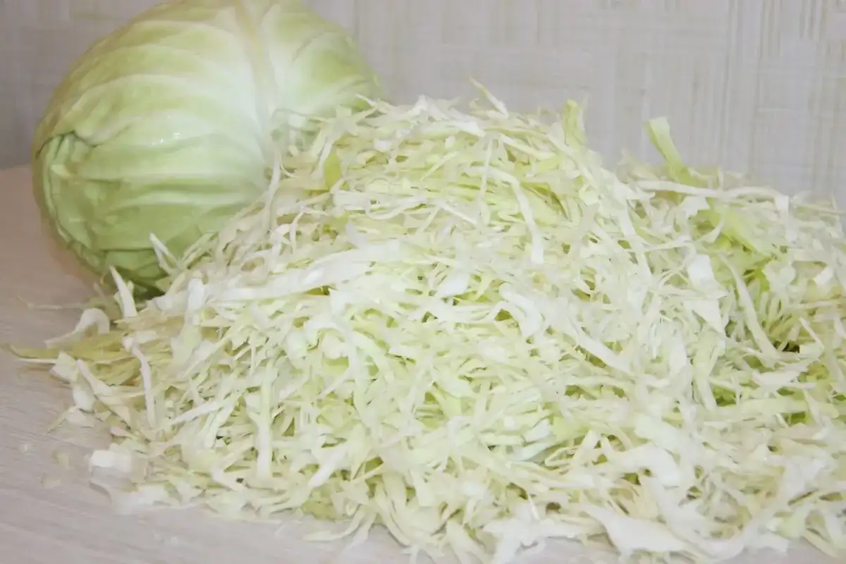 Маринована капуста з буряком та часником: швидко, просто, смачно